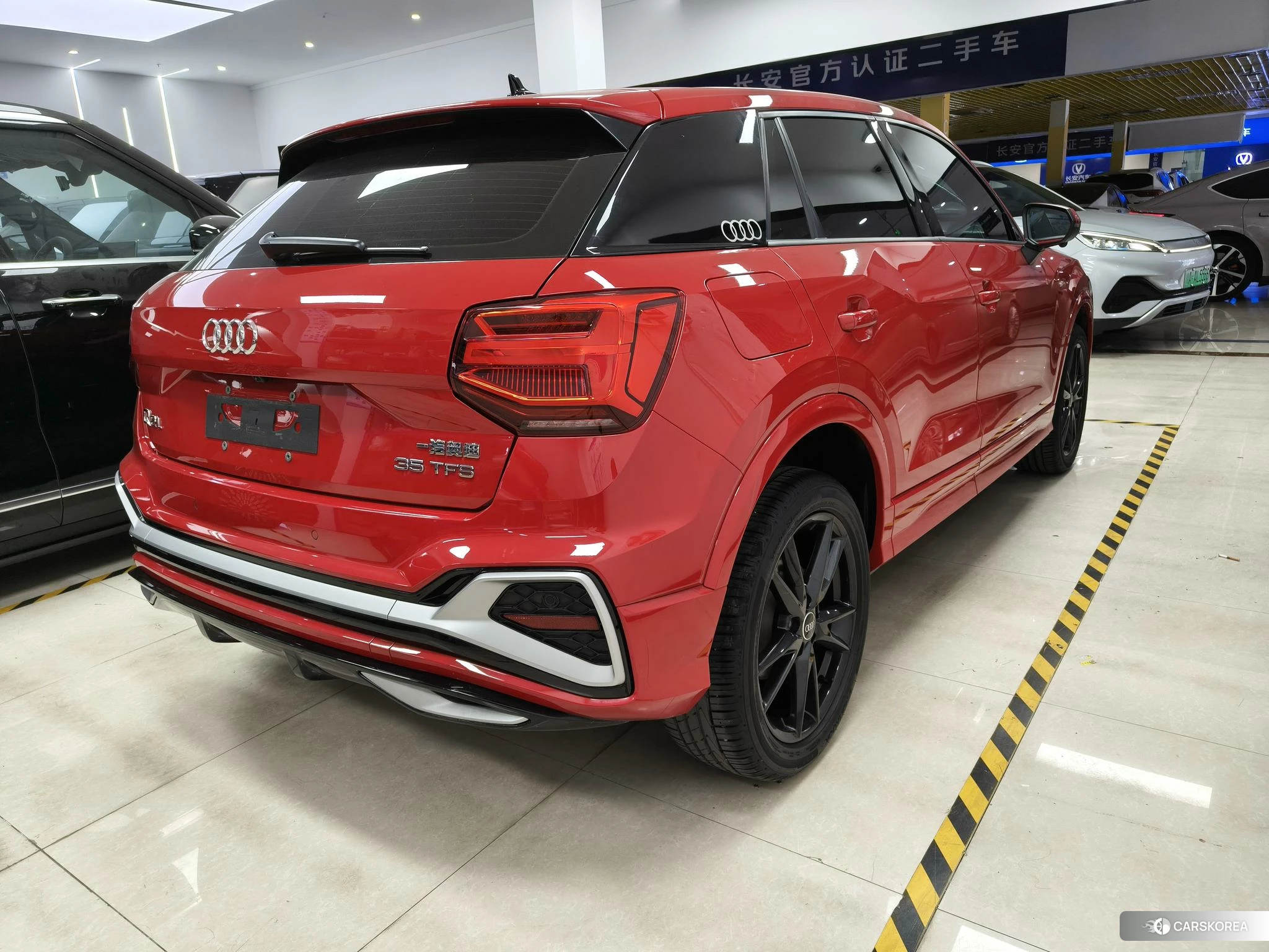 Audi Q2L 2021 Красный из Китая
