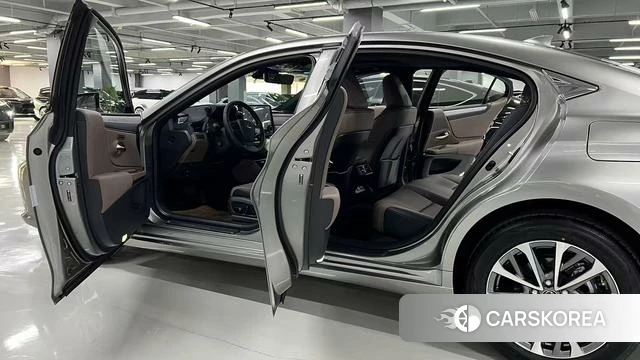 Lexus ES 2026 Серебристо-серый из Китая