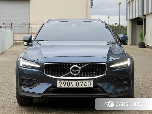 Volvo V60 Cross-Country 2nd Generation 2021 Синий из Кореи
