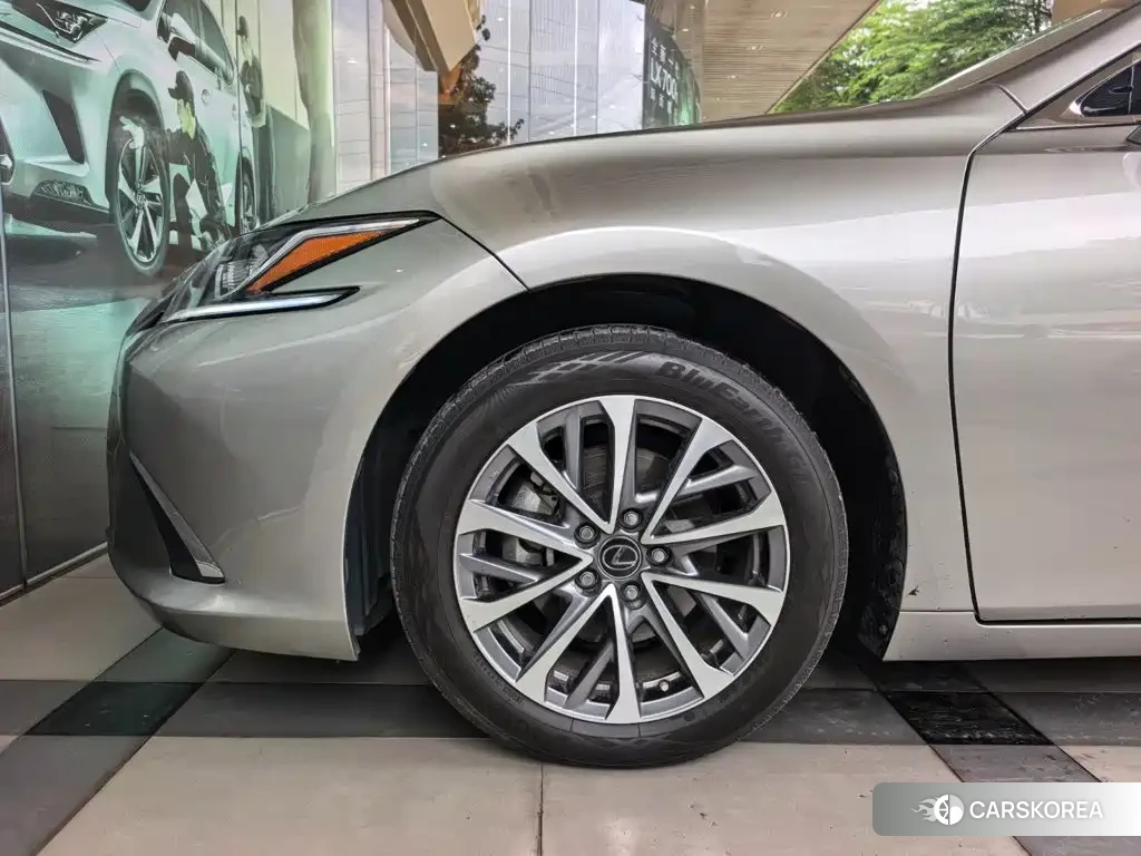 Lexus ES 2023 Silver/gray из Китая