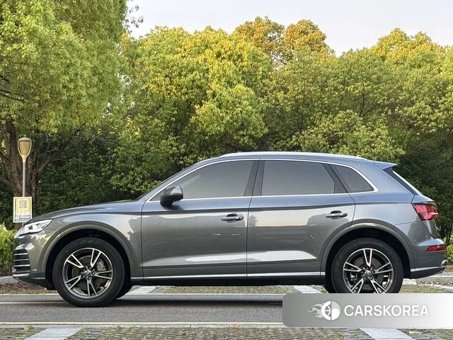 Audi Q5L 2021 Темно-серый из Китая