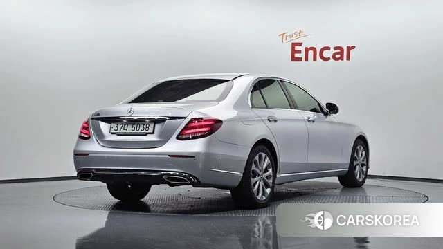 Mercedes-Benz E-Class W213 2018 Серебряный из Кореи