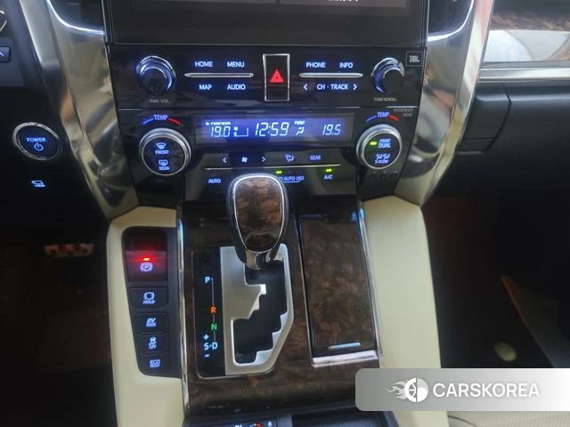 Toyota Elfa 2021 Белый из Китая