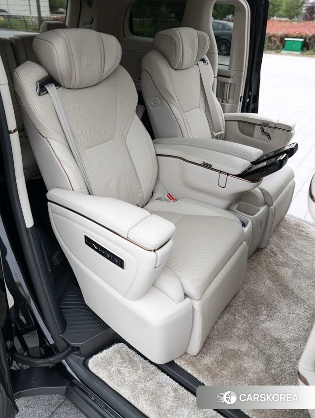 Lexus LM 2025 Черный из Китая