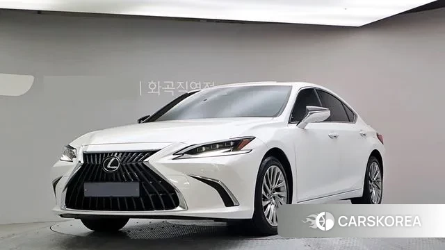 Lexus ES300h 7th generation 2024 Белый из Кореи