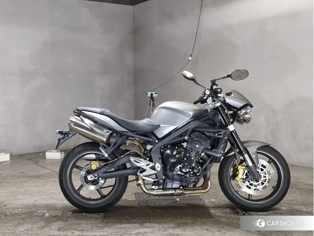 Проданный Triumph STREET TRIPLE R 2010 из Японии