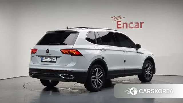 Volkswagen Tiguan Allspace 2023 Белый из Кореи