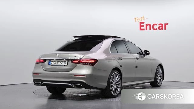Mercedes-Benz E-Class W213 2022 Песочный из Кореи