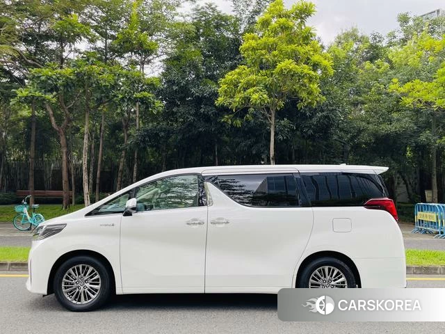 Toyota Elfa 2022 Белый из Китая