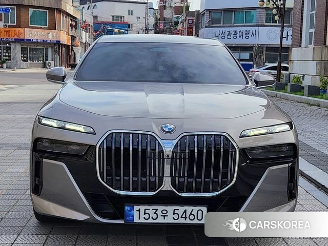 BMW 7 Series (G70) 2023 Песочный из Кореи