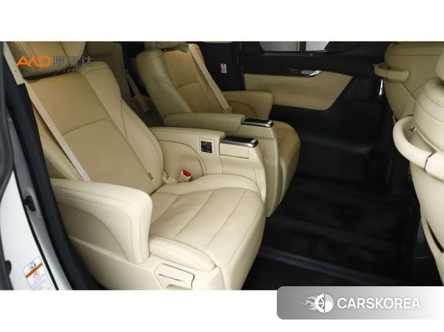 Toyota Elfa 2021 Белый из Китая