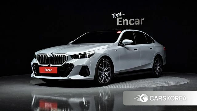 BMW 5 Series (G60) 2025 Светло-серебряный цвет из Кореи