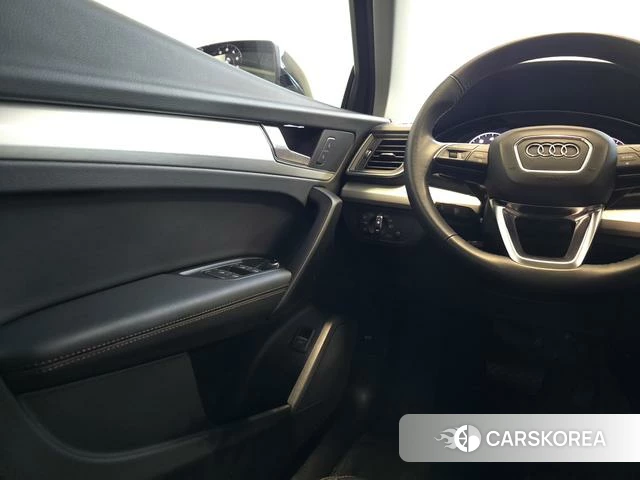 Audi Q5L 2021 Черный из Китая