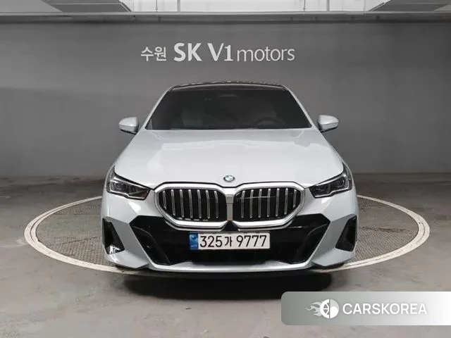 BMW 5 Series (G60) 2024 Светло-серебряный цвет из Кореи