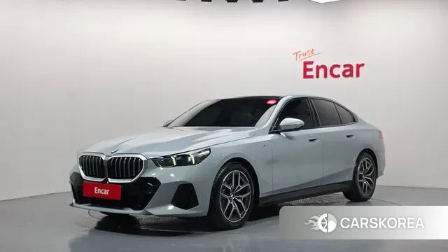 BMW 5 Series (G60) 2025 Небесно-голубой из Кореи