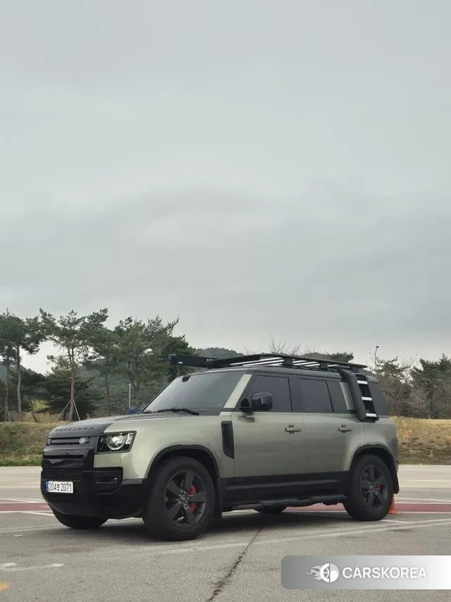 Land Rover Defender (L663) 2023 Темно-зеленый из Кореи