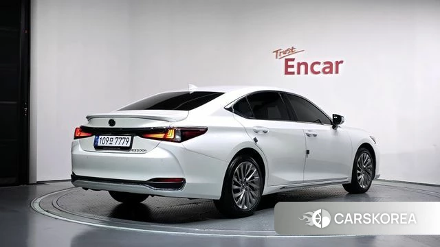 Lexus ES300h 7th generation 2025 Белый из Кореи