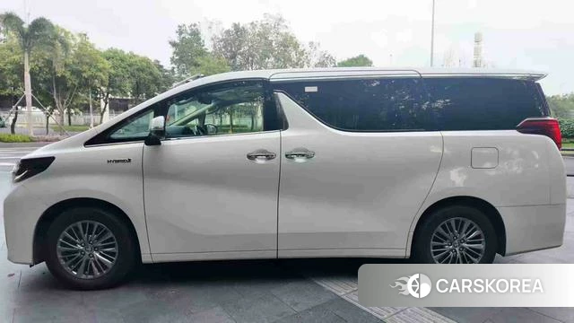 Toyota Elfa 2022 Белый из Китая