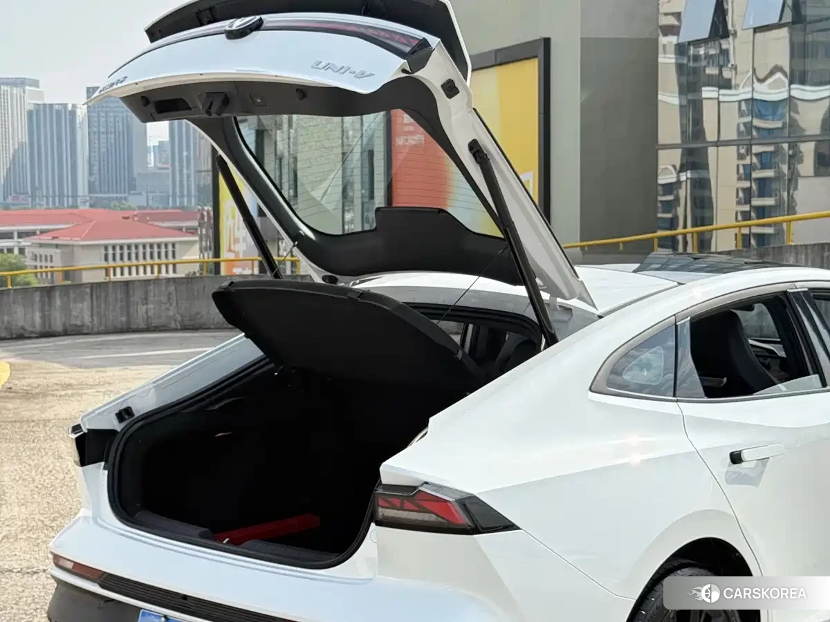 Chang'an UNI-V 2025 Белый из Китая