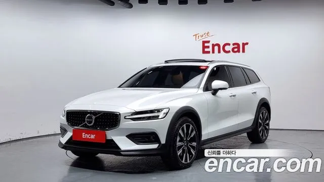 Volvo V60 Cross-Country 2nd Generation 2023 Белый из Кореи