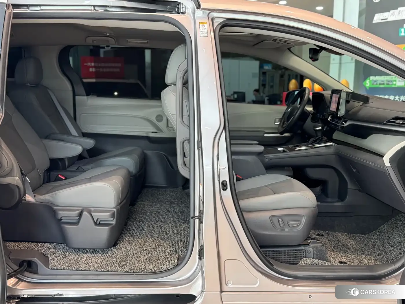 Toyota Sienna 2022 Silver/gray из Китая