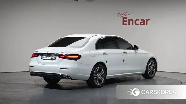 Mercedes-Benz E-Class W213 2022 Белый из Кореи