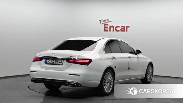 Mercedes-Benz E-Class W213 2022 Белый из Кореи