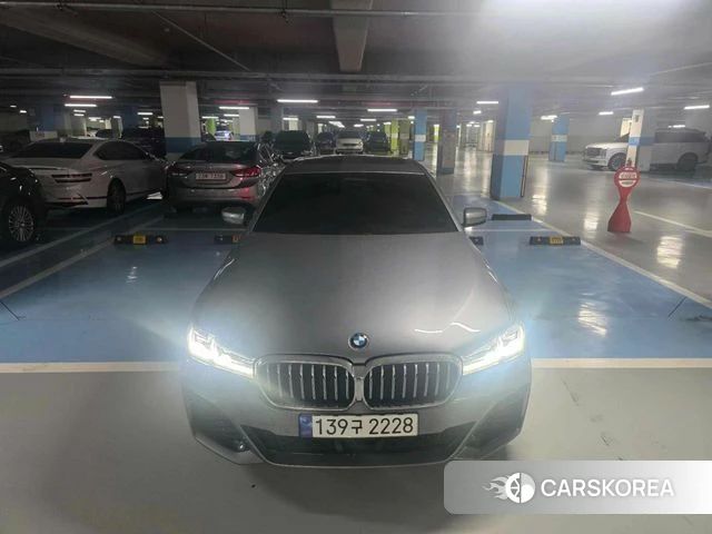 BMW 5 Series (G30) 2023 Серебристо-серый из Кореи
