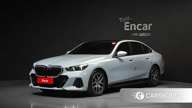 BMW 5 Series (G60) 2025 Серебристо-серый из Кореи