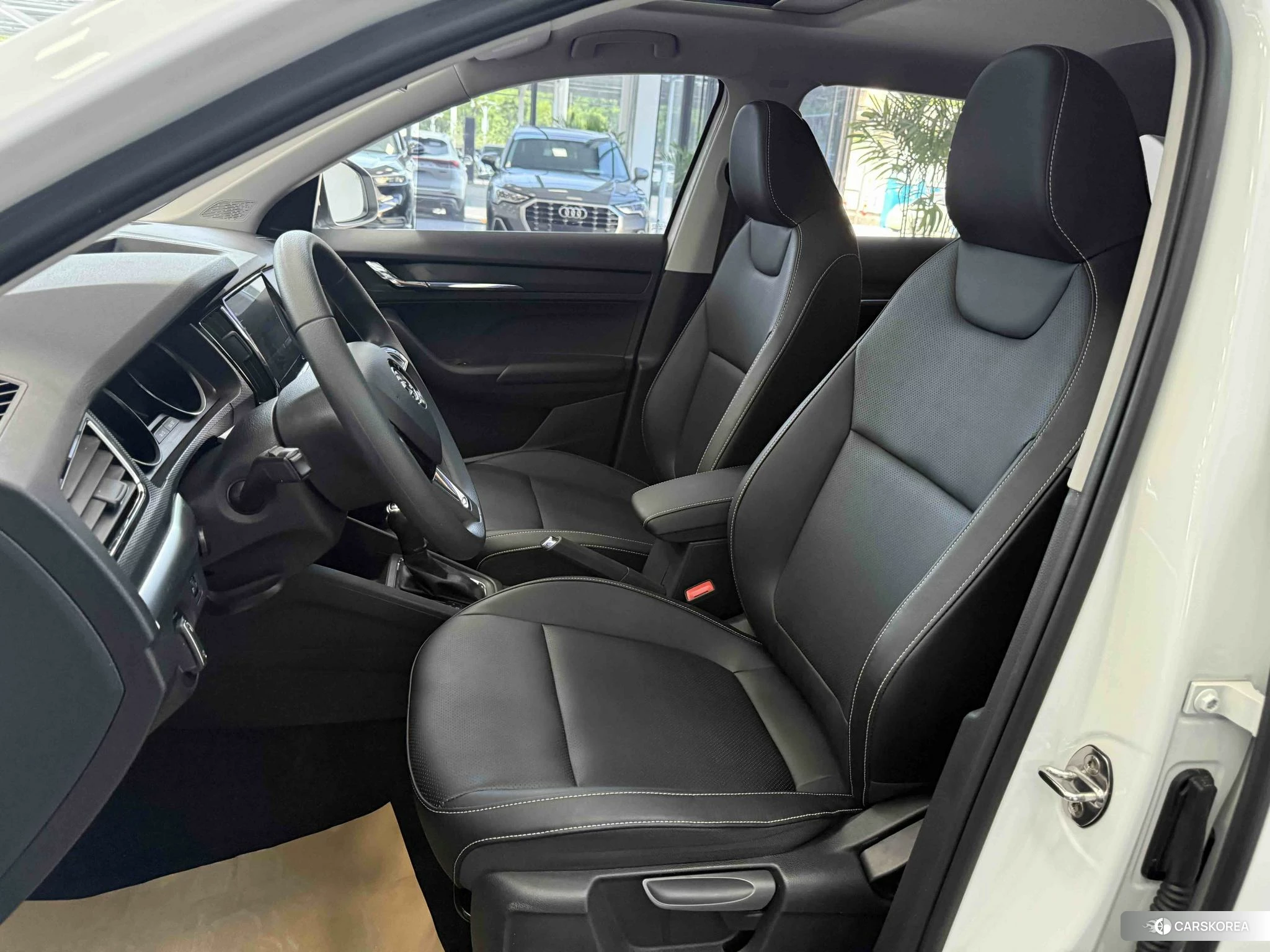 Skoda Komick 2022 Белый из Китая