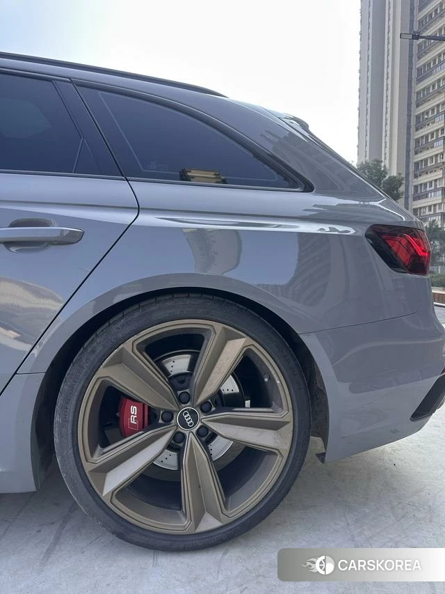 Audi RS 4 2023 Серебристо-серый из Китая