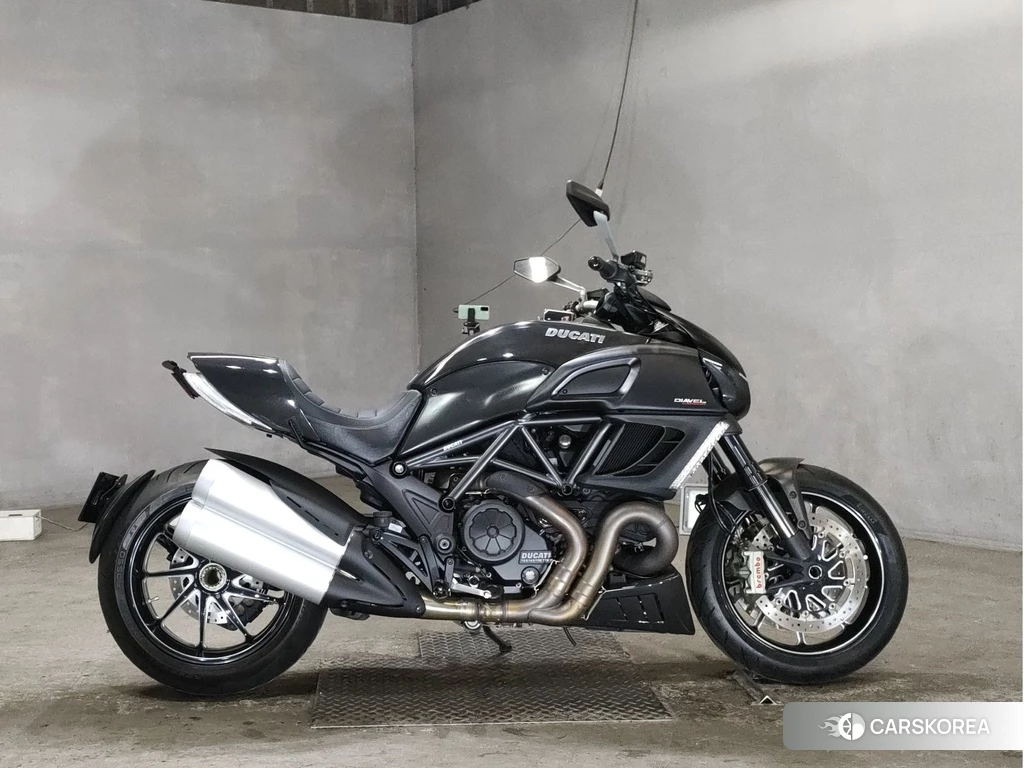 Проданный Ducati DIAVEL CARBON 2011 из Японии