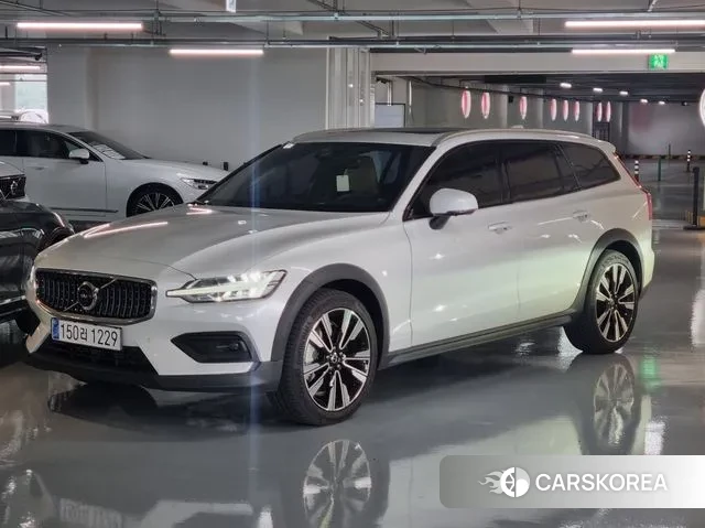 Volvo V60 Cross-Country 2nd Generation 2025 Белый из Кореи