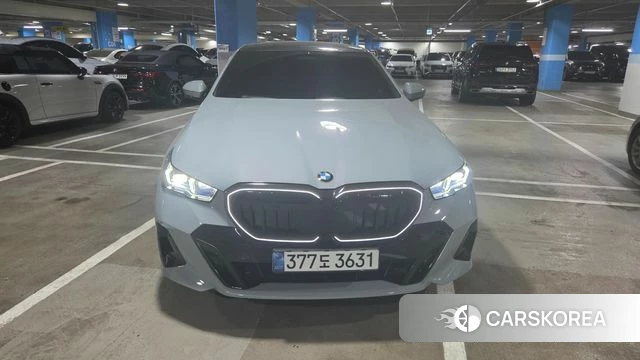 BMW 5 Series (G60) 2026 Небесно-голубой из Кореи
