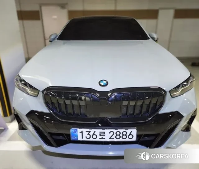 BMW 5 Series (G60) 2025 Светло-серебряный цвет из Кореи