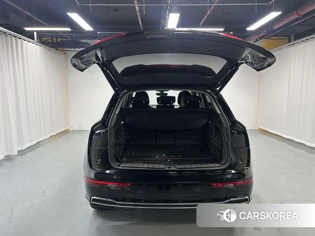 Audi Q5L 2021 Черный из Китая