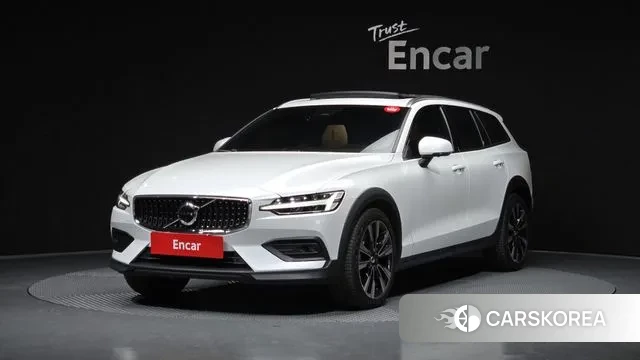 Volvo V60 Cross-Country 2nd Generation 2023 Белый из Кореи