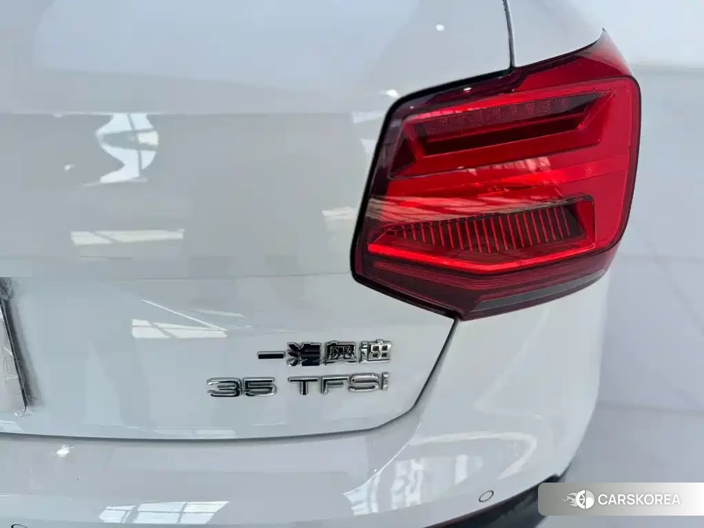 Audi Q2L 2021 Белый из Китая