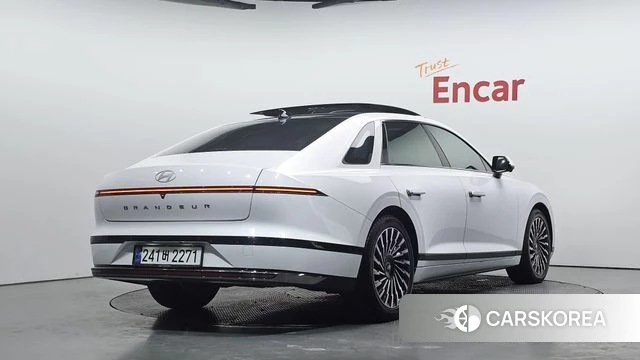 Hyundai Grandeur (GN7) 2023 Белый из Кореи