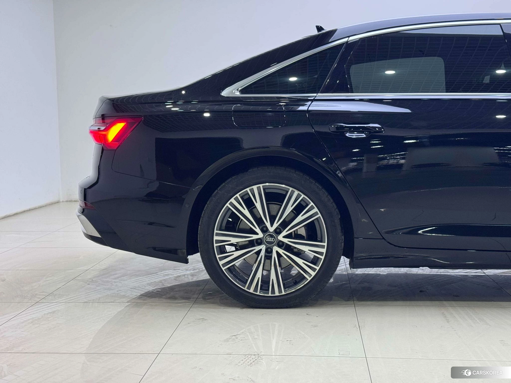 Audi A6L 2022 Черный из Китая