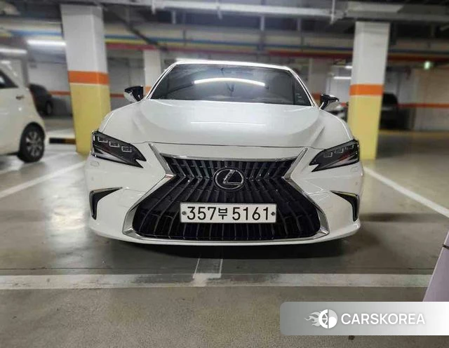 Lexus ES300h 7th generation 2023 Белый из Кореи