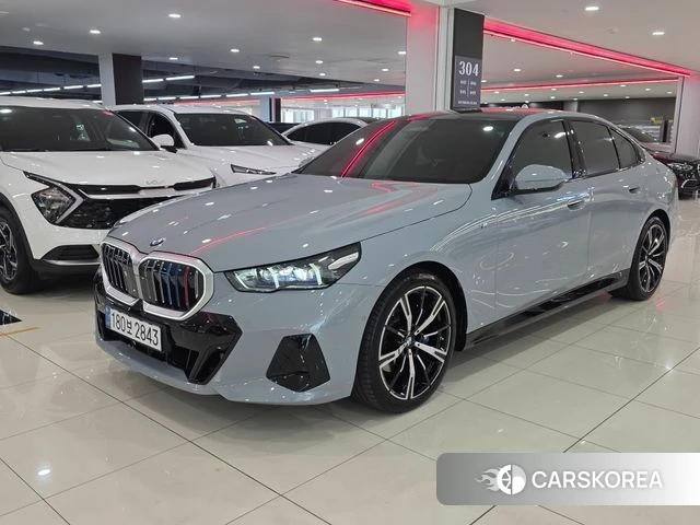 BMW 5 Series (G60) 2025 Серебристо-серый из Кореи