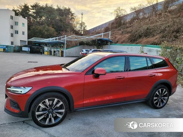 Volvo V60 Cross-Country 2nd Generation 2022 Красный из Кореи