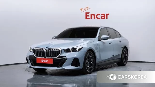 BMW 5 Series (G60) 2024 Серебристо-серый из Кореи