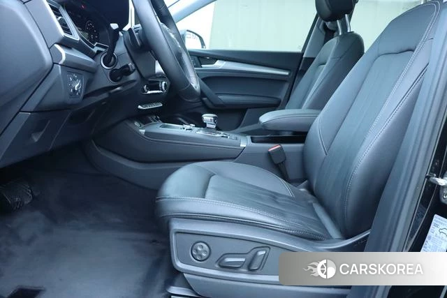 Audi Q5L 2021 Черный из Китая