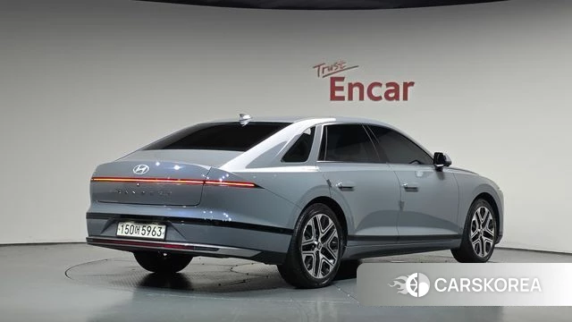 Hyundai Grandeur Hybrid (GN7) 2023 Светло-серебряный цвет из Кореи