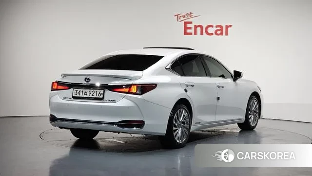 Lexus ES300h 7th generation 2022 Белый из Кореи