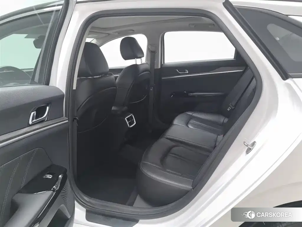 Kia K5 2023 Белый из Китая