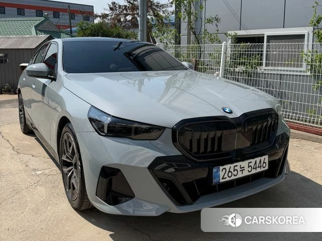 BMW 5 Series (G60) 2025 Серебристо-серый из Кореи