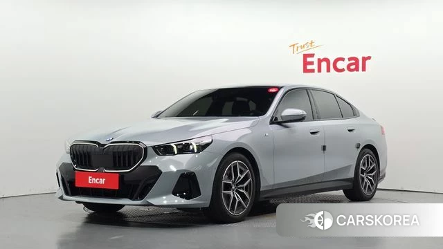 BMW 5 Series (G60) 2025 Светло-серебряный цвет из Кореи